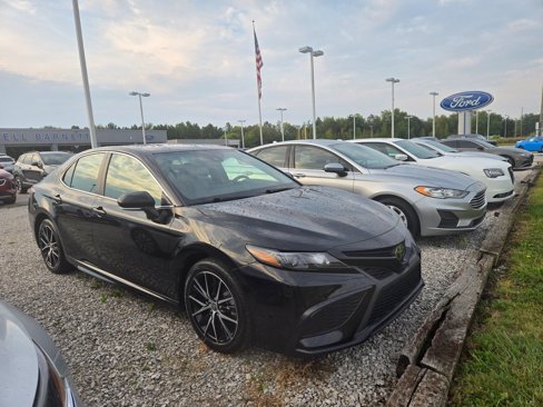 Used 2023 Toyota Camry SE image 2