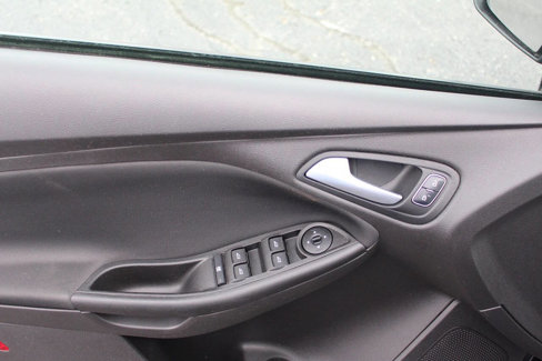Used 2017 Ford Focus SE w/ Cold Weather Package image 10