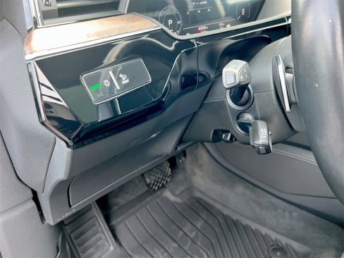 Used 2019 Audi e-tron Prestige w/ Prestige Package image 16