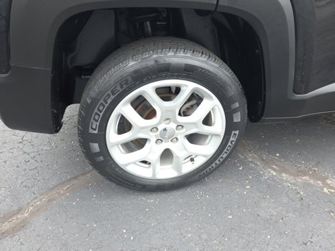 Used 2018 Jeep Renegade Latitude w/ Cold Weather Group image 47
