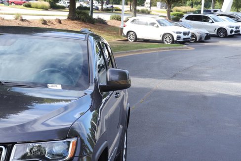 Used 2021 Jeep Grand Cherokee Laredo image 3