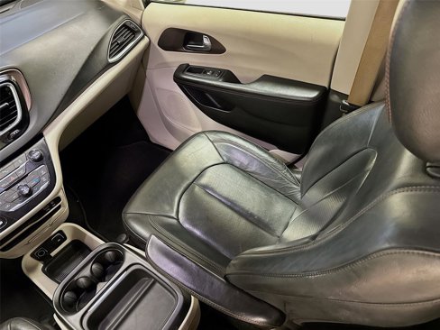 Used 2019 Chrysler Pacifica Touring-L image 21