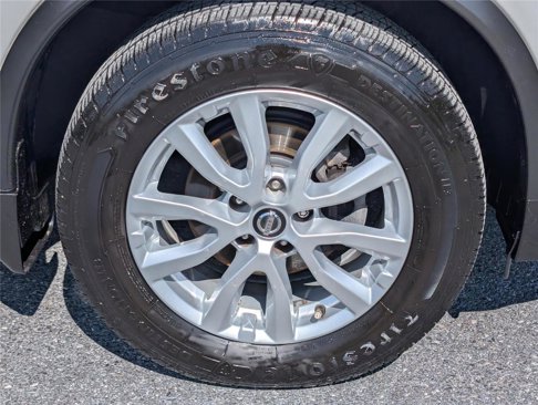 Used 2017 Nissan Rogue SV w/ SV Premium Package image 10