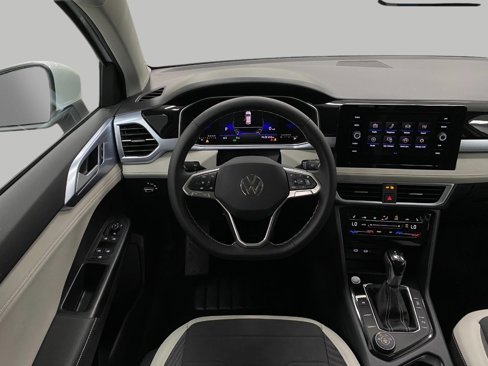 New 2025 Volkswagen Taos SE image 12