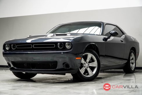 Used 2019 Dodge Challenger SXT image 1