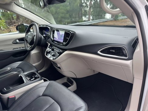 Used 2024 Chrysler Pacifica Touring-L image 16