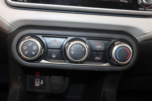 Used 2022 Nissan Versa SV image 28