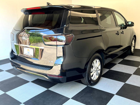 Used 2017 Kia Sedona LX image 4