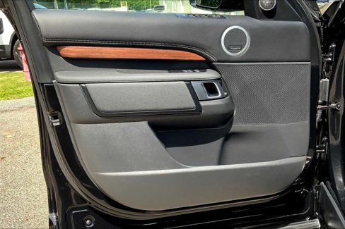 Used 2025 Land Rover Discovery Dynamic SE image 19