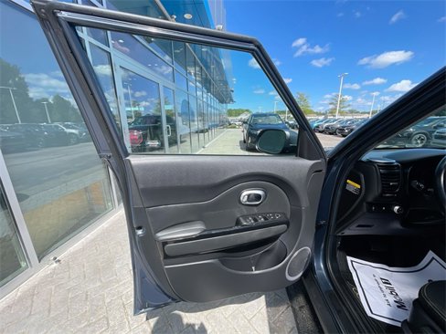 Used 2015 Kia Soul + image 11