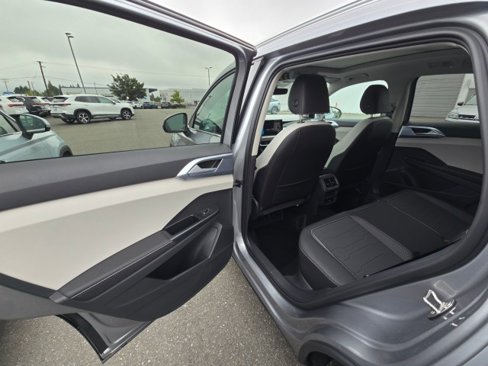 New 2025 Volkswagen Taos SE image 17