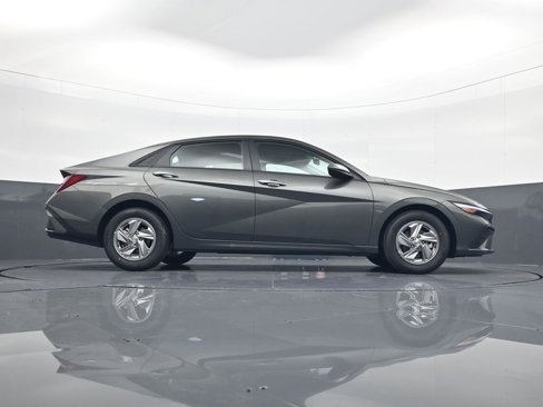 New 2025 Hyundai Elantra SE image 24