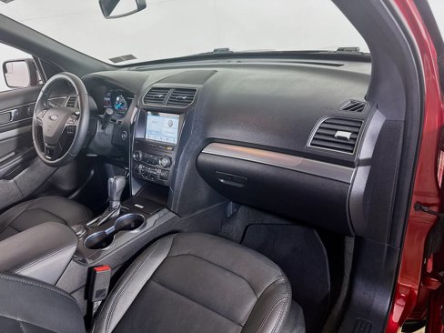 Used 2018 Ford Explorer XLT w/ Equipment Group 202A image 10