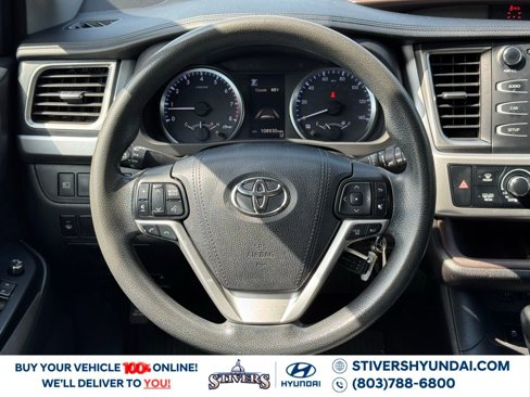 Used 2017 Toyota Highlander LE image 24