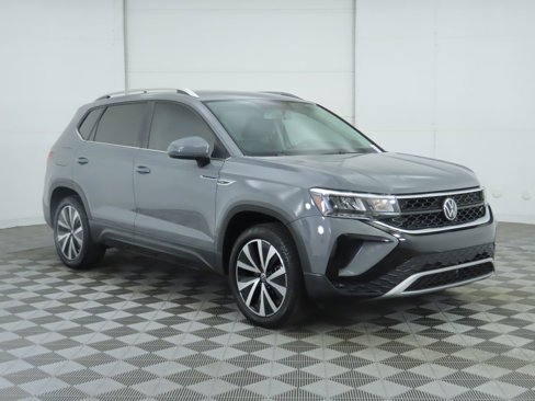 Certified 2022 Volkswagen Taos SE image 4
