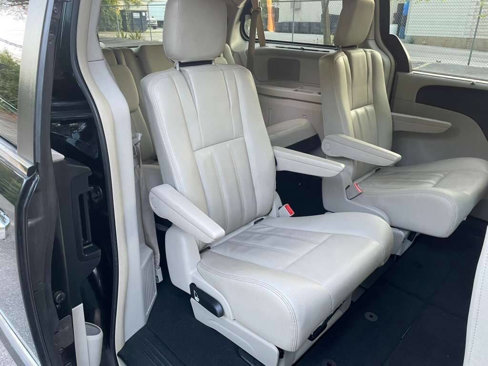 Used 2016 Chrysler Town & Country Touring w/ Driver Convenience Group image 16
