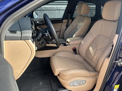 Certified 2025 Porsche Macan image 5