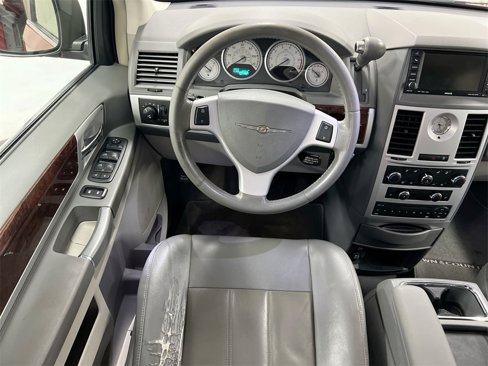 Used 2010 Chrysler Town & Country Touring image 19