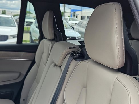 New 2025 Volvo XC90 B5 Plus w/ Protection Package Premier image 31