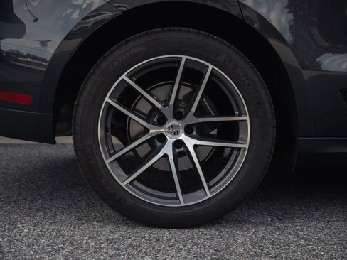 Certified 2025 Porsche Macan image 12