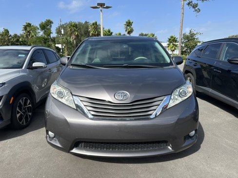 Used 2012 Toyota Sienna XLE image 3
