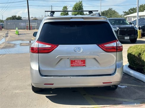Used 2016 Toyota Sienna XLE image 6