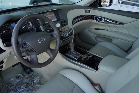 Used 2018 INFINITI Q70 Luxe image 2
