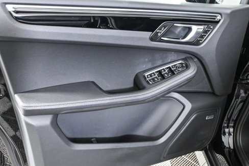 Certified 2025 Porsche Macan image 6