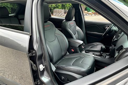 Used 2020 Jeep Cherokee Trailhawk image 29