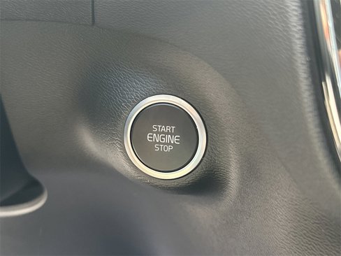 Used 2022 Volvo XC40 T4 Momentum image 22