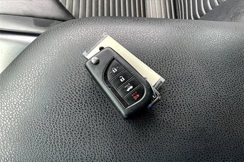 Used 2018 Toyota Camry SE image 11
