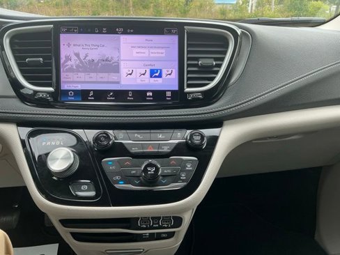 Used 2022 Chrysler Pacifica Touring-L image 18