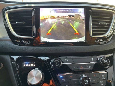 Used 2020 Chrysler Pacifica Touring-L w/ S Appearance Package image 16