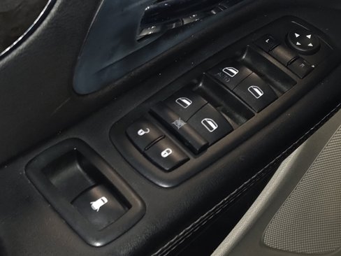 Used 2014 Chrysler Town & Country Touring-L w/ Driver Convenience Group image 27
