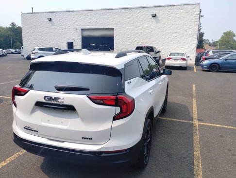 Used 2021 GMC Terrain SLE w/ Driver Convenience Package image 3