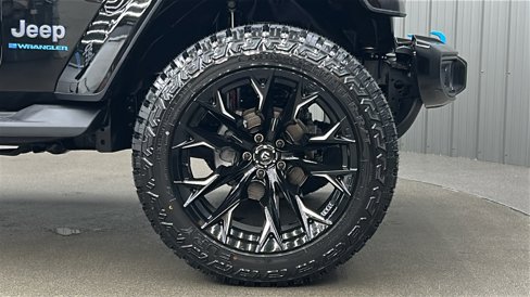 Used 2023 Jeep Wrangler Unlimited Sahara image 9