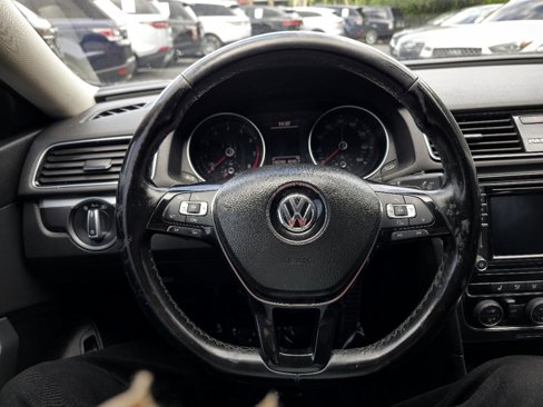 Used 2018 Volkswagen Passat 2.0T R-Line image 9