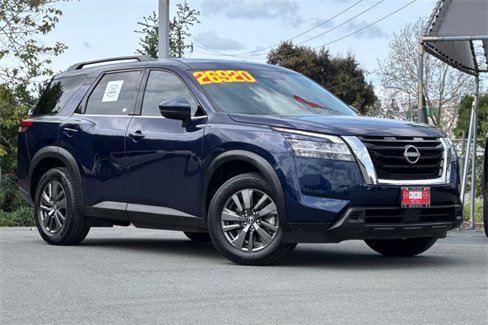 Used 2022 Nissan Pathfinder SV image 2