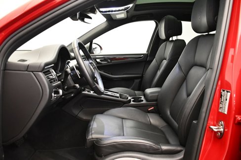 Certified 2025 Porsche Macan Turbo image 5