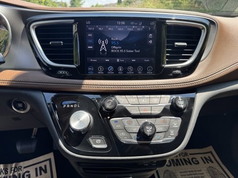 Used 2019 Chrysler Pacifica Limited w/ Advanced Safetytec Group image 18