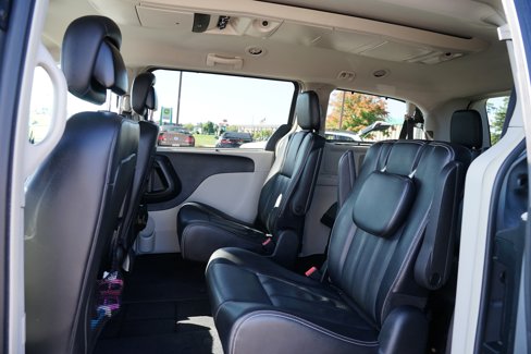 Used 2015 Chrysler Town & Country Touring image 18