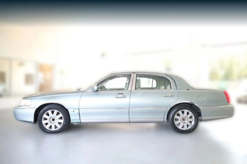 Used 2005 Lincoln Town Car Signature Limited image 7