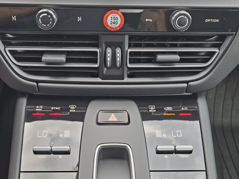 Certified 2025 Porsche Macan image 28
