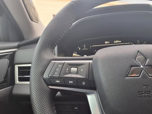 New 2025 Mitsubishi Outlander SE image 18