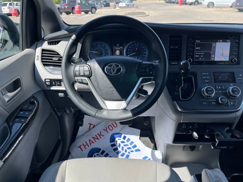 Used 2019 Toyota Sienna XLE image 14