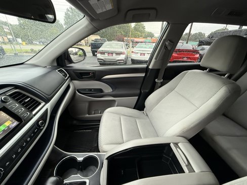 Used 2019 Toyota Highlander LE image 22