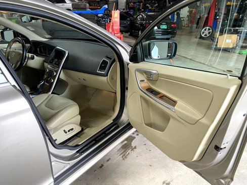 Used 2016 Volvo XC60 T5 Premier w/ Climate Package image 12