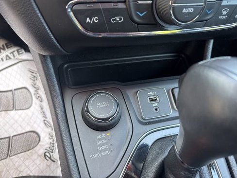 Used 2019 Jeep Cherokee Limited image 20