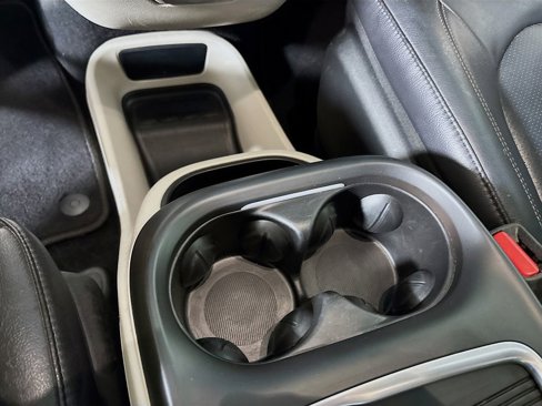 Used 2022 Chrysler Pacifica Touring-L image 15