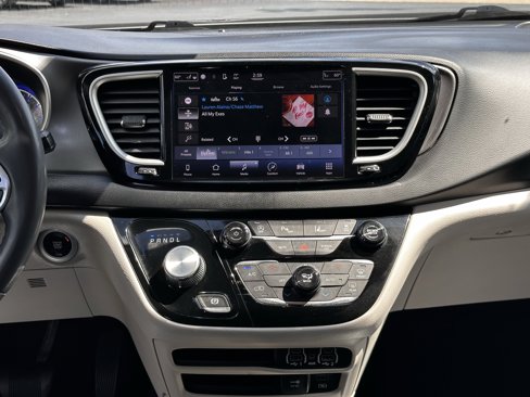 Used 2022 Chrysler Pacifica Touring-L image 14